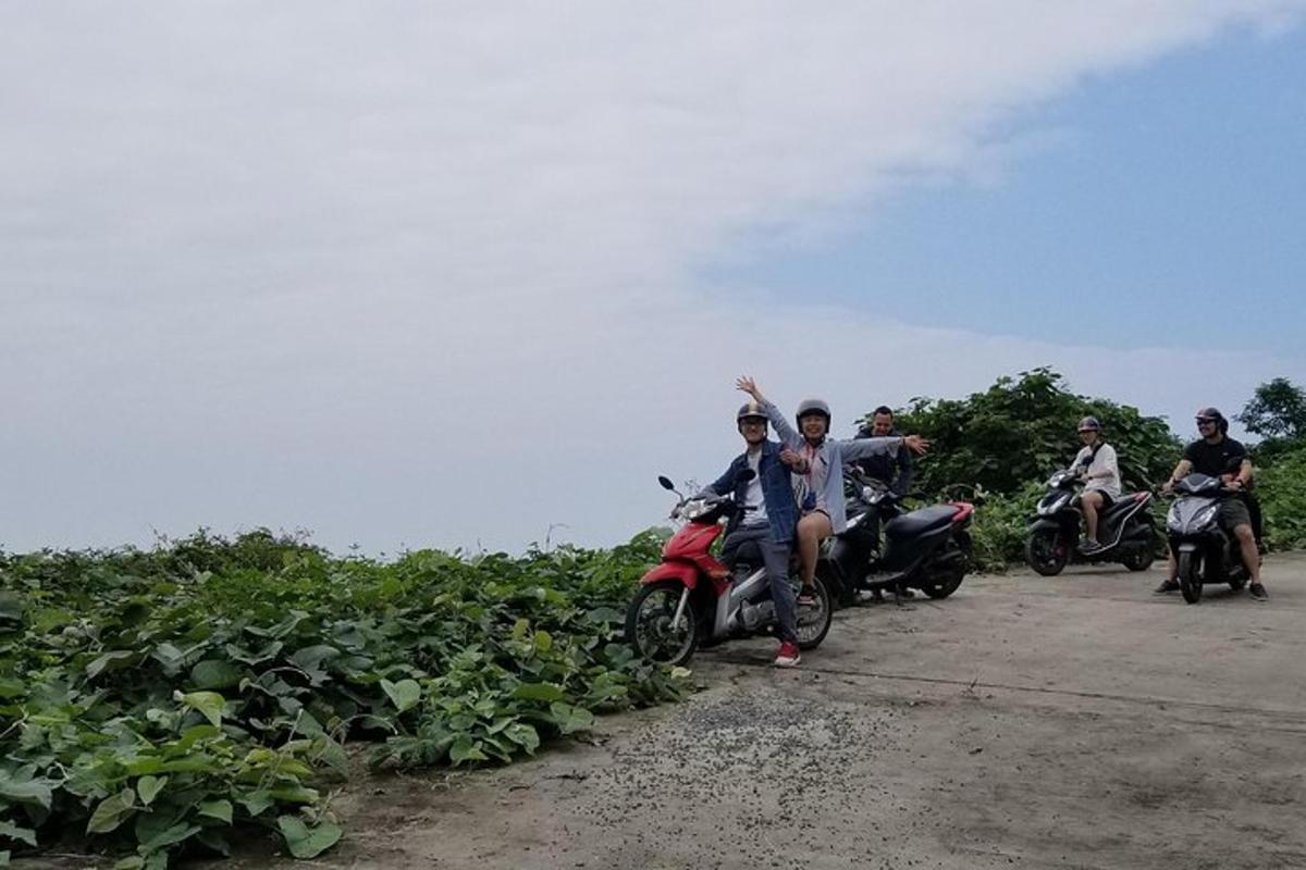 skupina lidí jedoucích na motorkách na silnici
