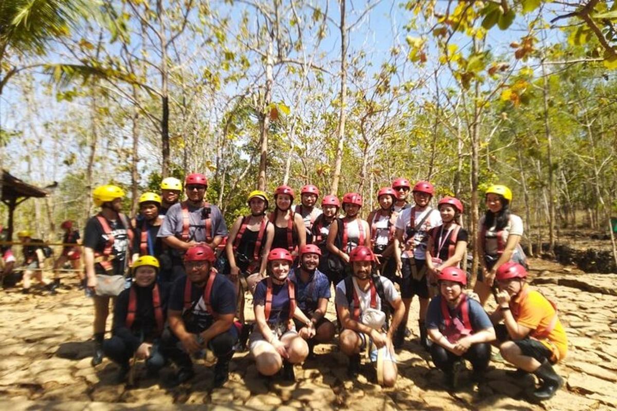 un gruppo di persone con i caschi in posa per una foto