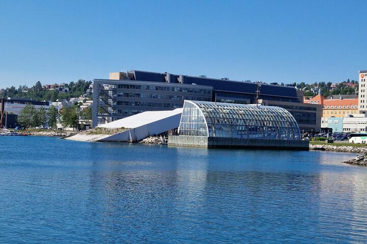 ein Gebäude auf dem Wasser neben einem Gewässer