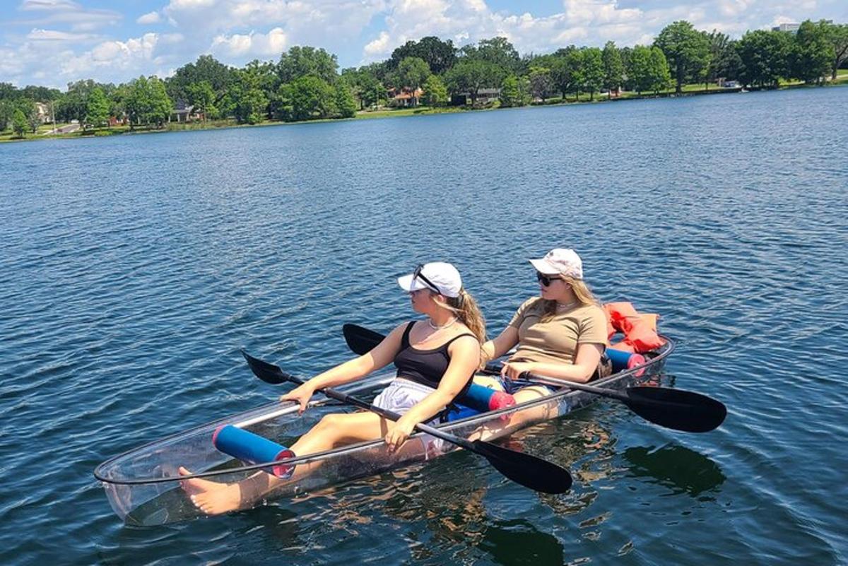 dua wanita dalam sampan di tasik