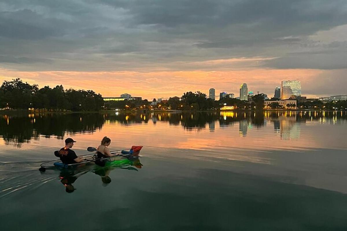 seorang lelaki dan seorang wanita duduk di dalam bot di tasik