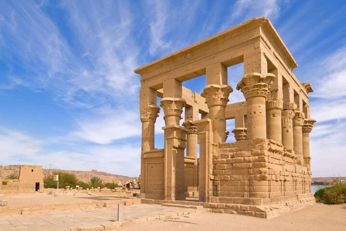 an ancient building with columns on the side