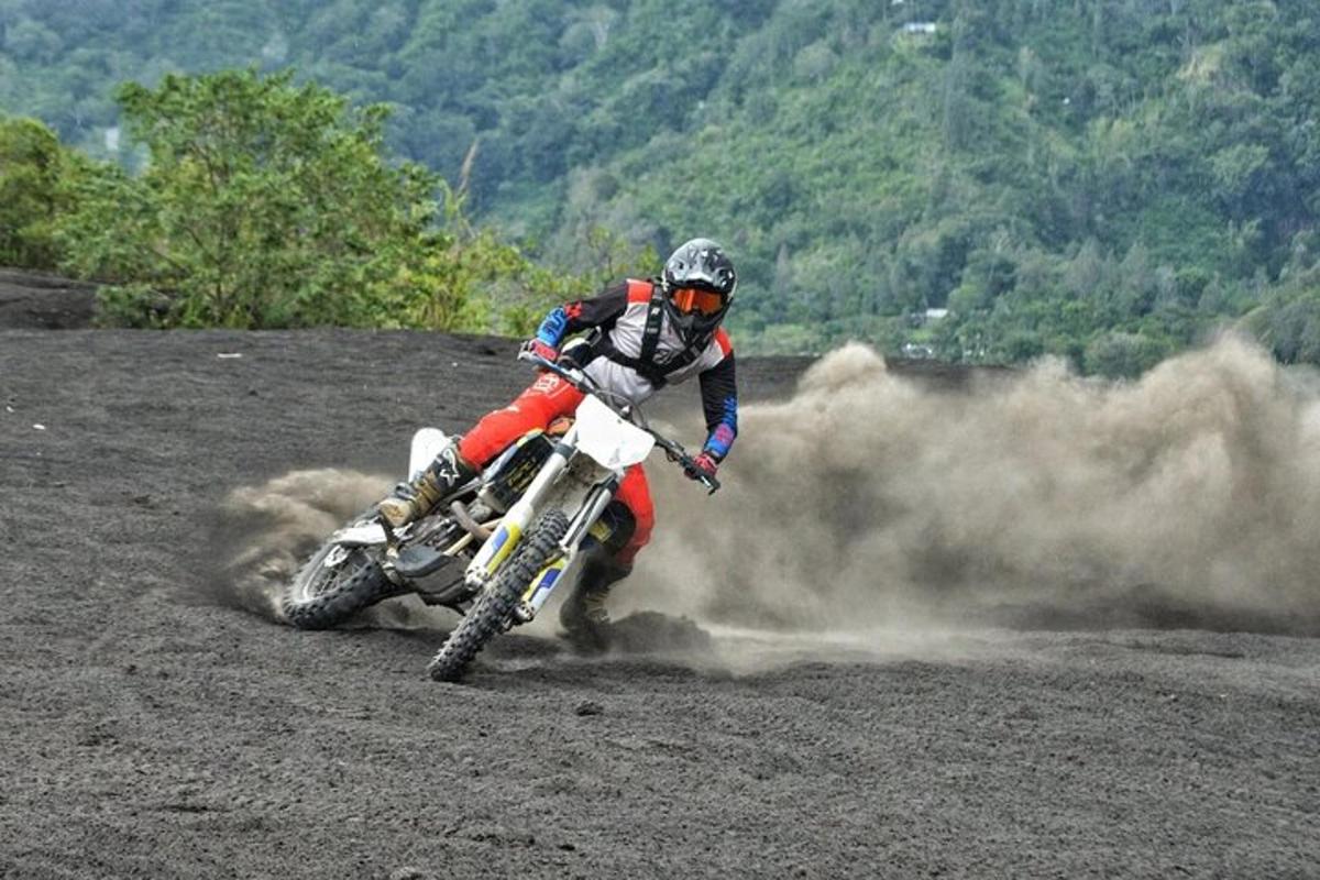 seseorang yang menunggang basikal tanah di atas landasan tanah