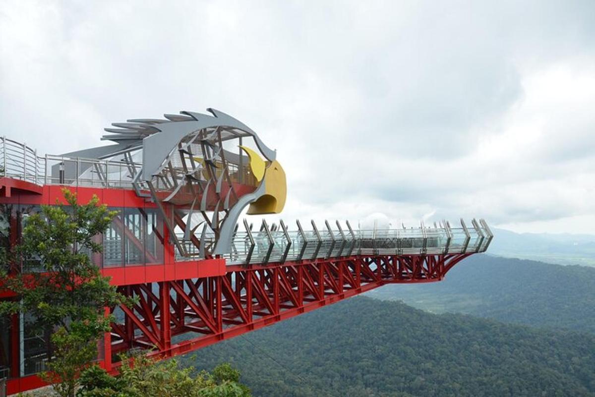 een rode achtbaan midden op een berg