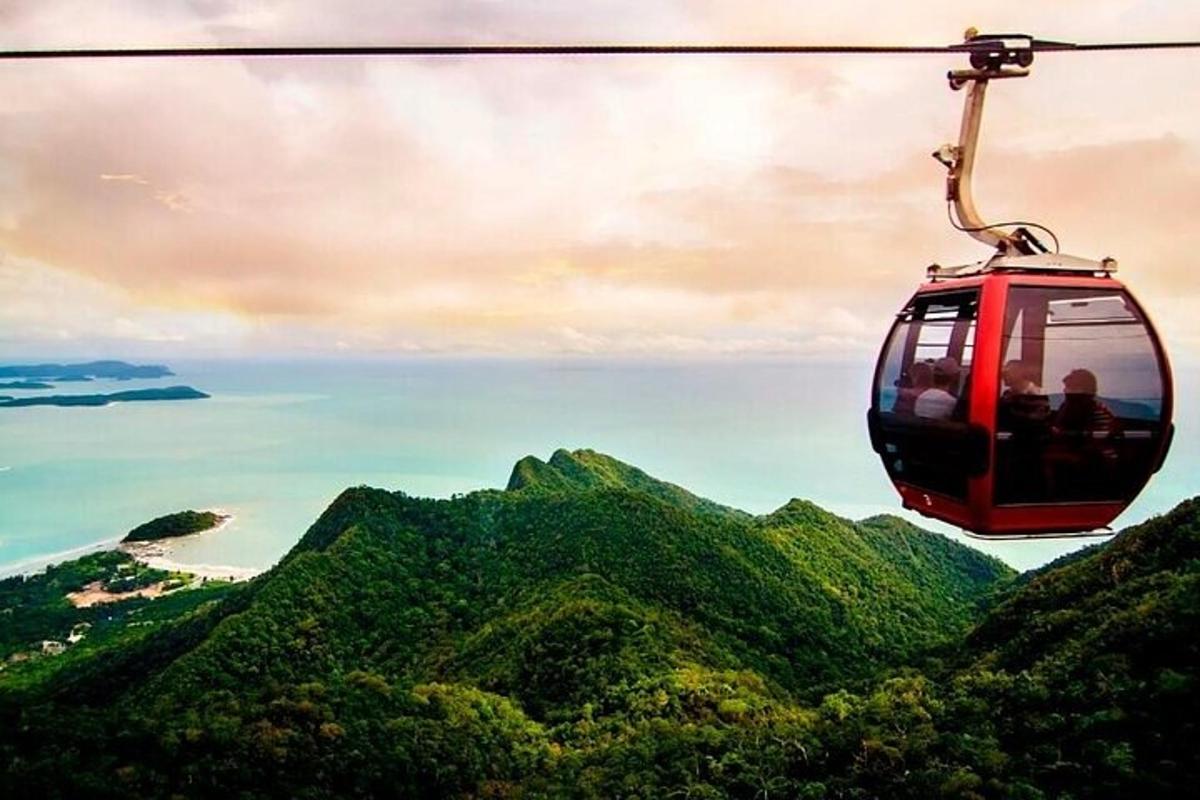 Un teleférico rojo volando sobre una montaña
