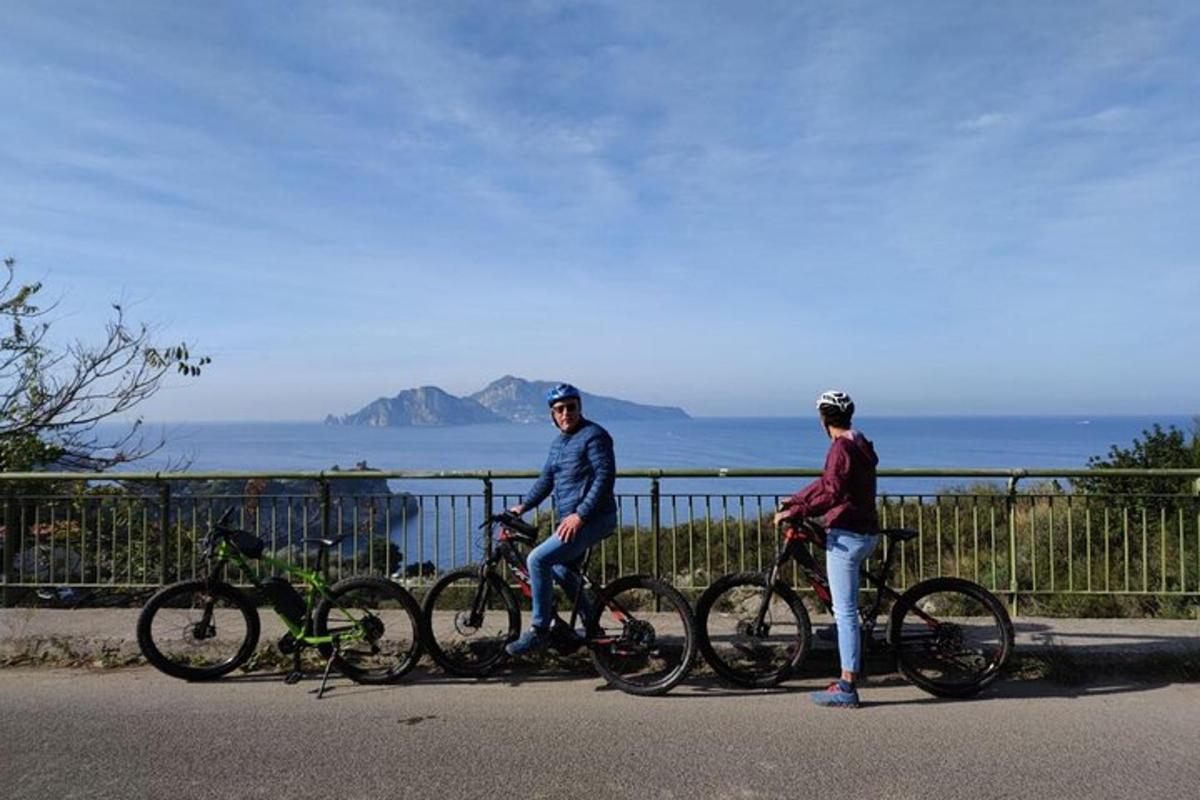 kaks inimest jalgratastega tee ääres