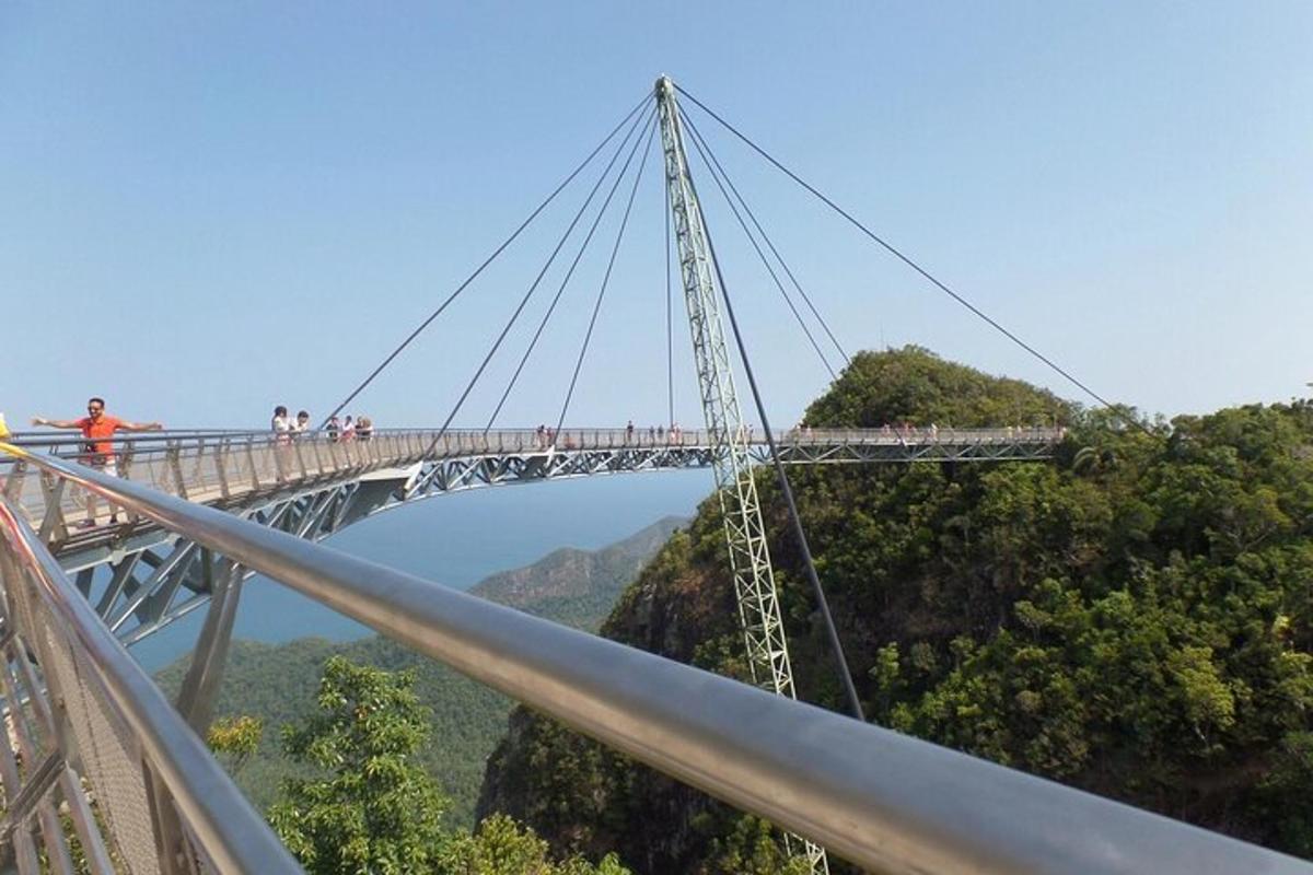 μια κρεμαστή γέφυρα πάνω από ένα υδάτινο σώμα