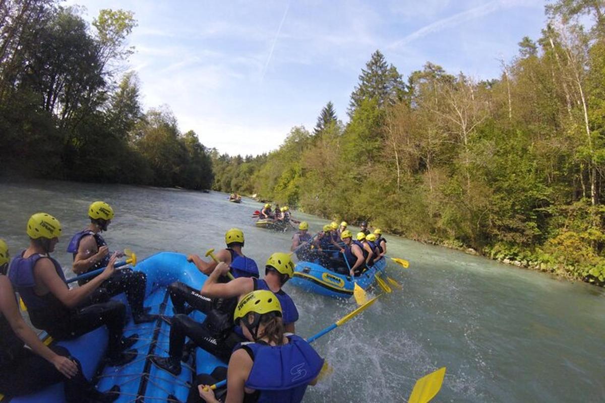 skupina lidí sjíždějících řeku na raftech