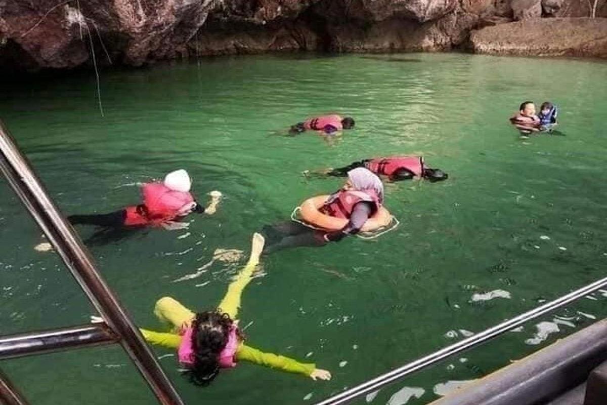 مجموعة من الناس في الماء في كهف