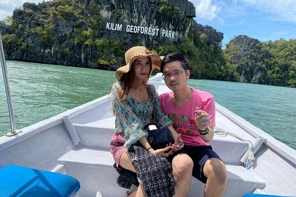 un uomo e una donna seduti su una barca sull'acqua