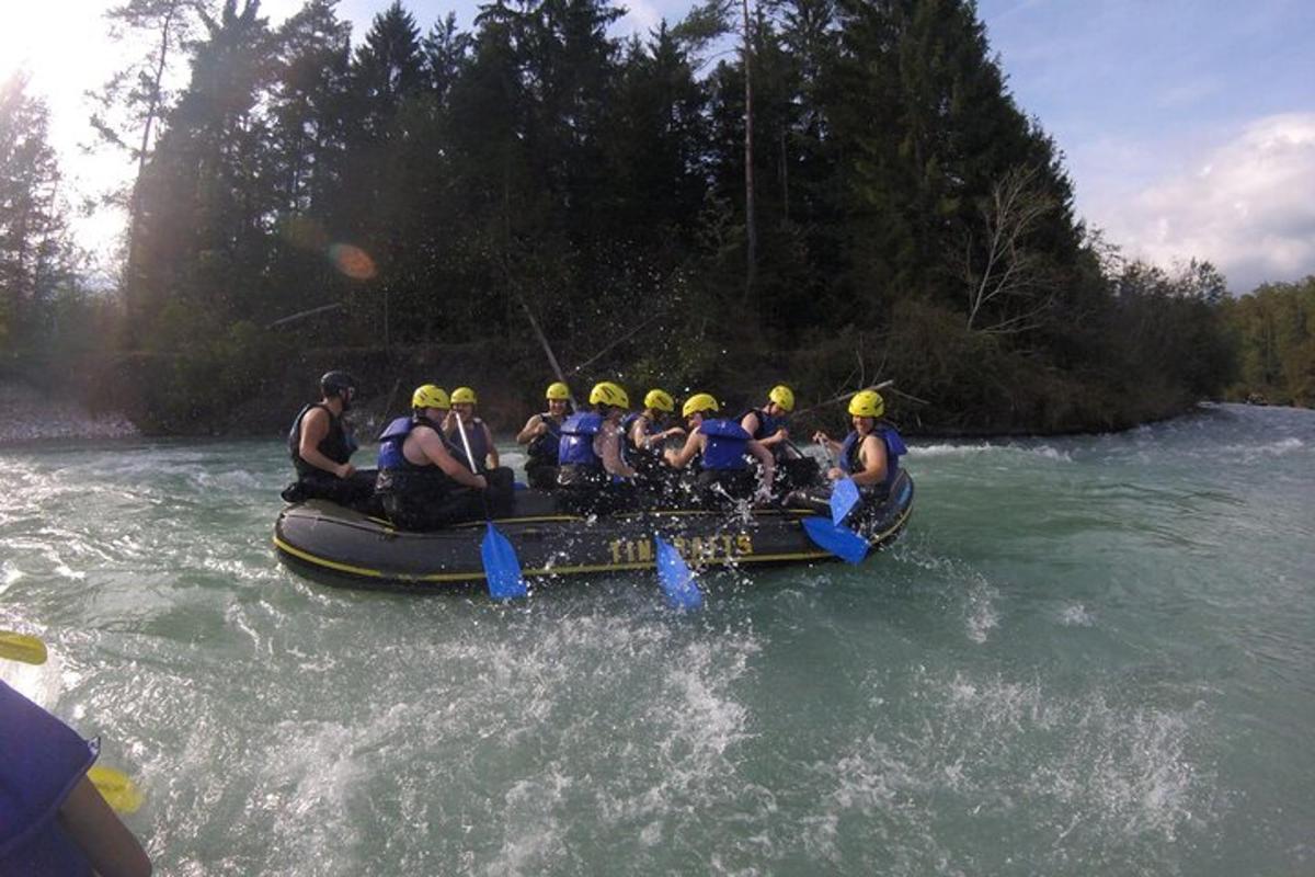 un grup de persones en una bassa en un riu