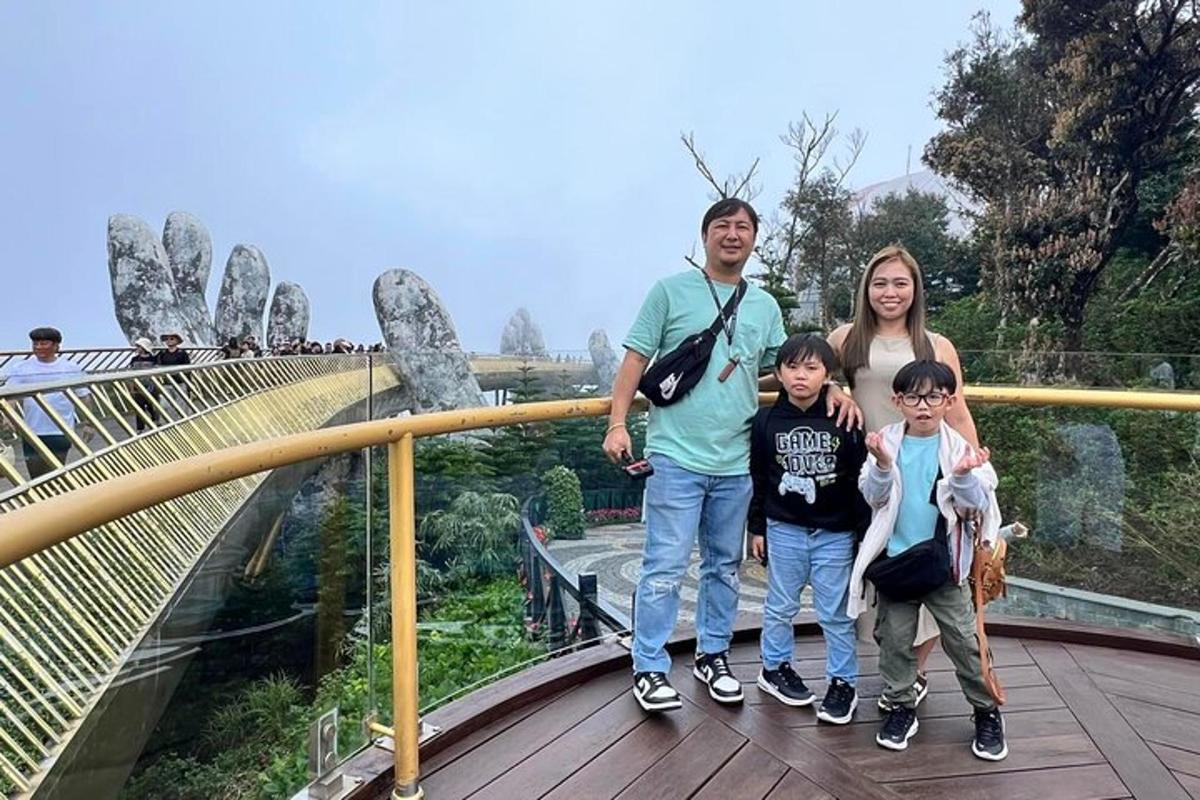 en familie som poserer for et bilde på en gangvei i en apepark