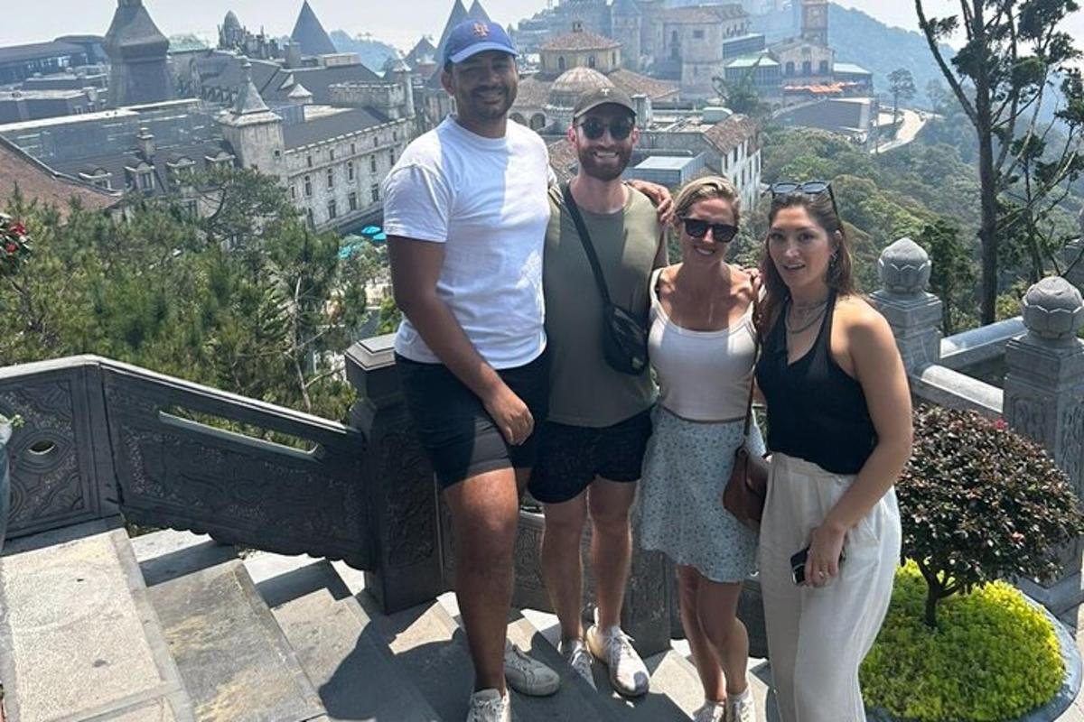en grupp på tre personer som poserar för en bild