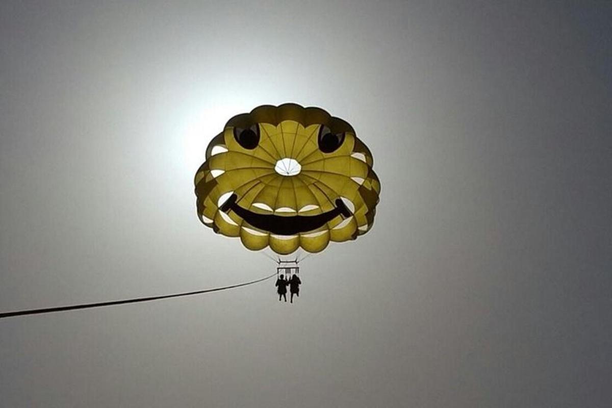 un globus groc vola pel cel