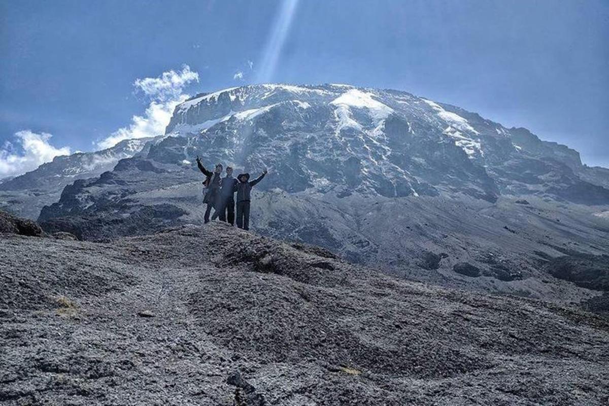 un grupo de personas de pie en la cima de una montaña