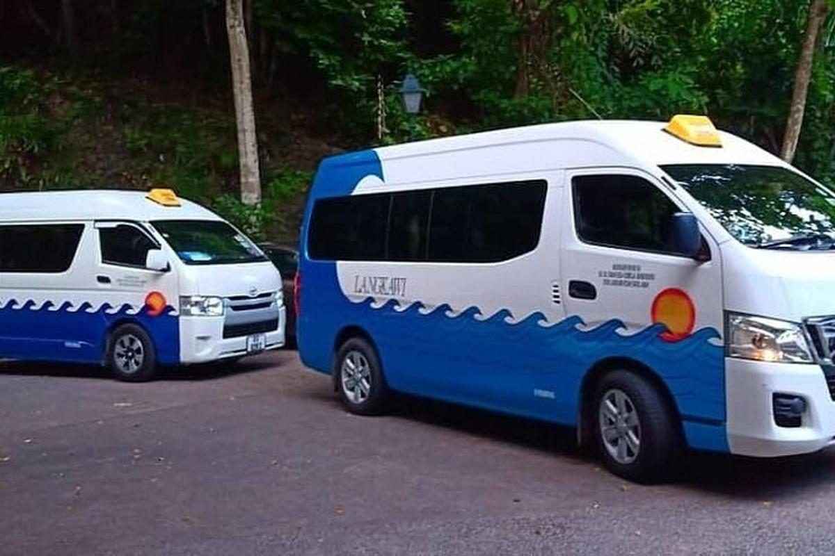 주차장에 주차된 흰색과 파란색 밴 두 대