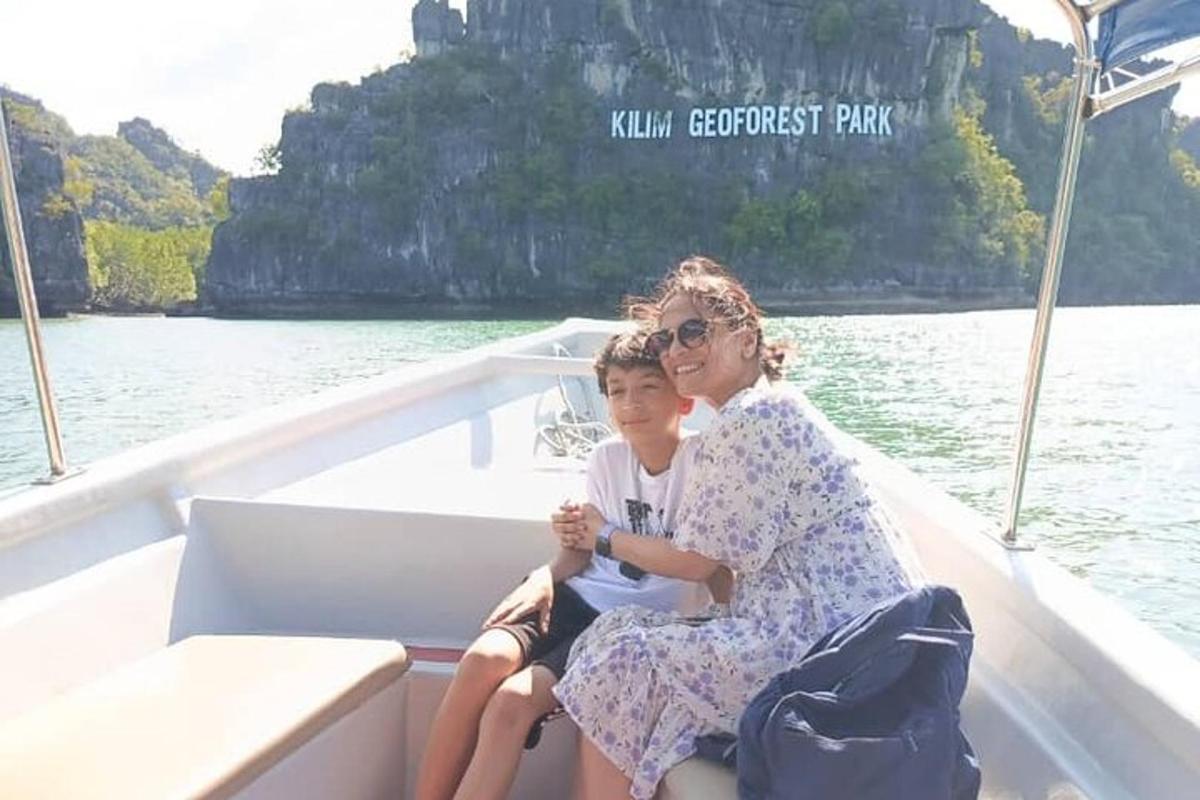 một người phụ nữ và một đứa trẻ đang ngồi trên thuyền