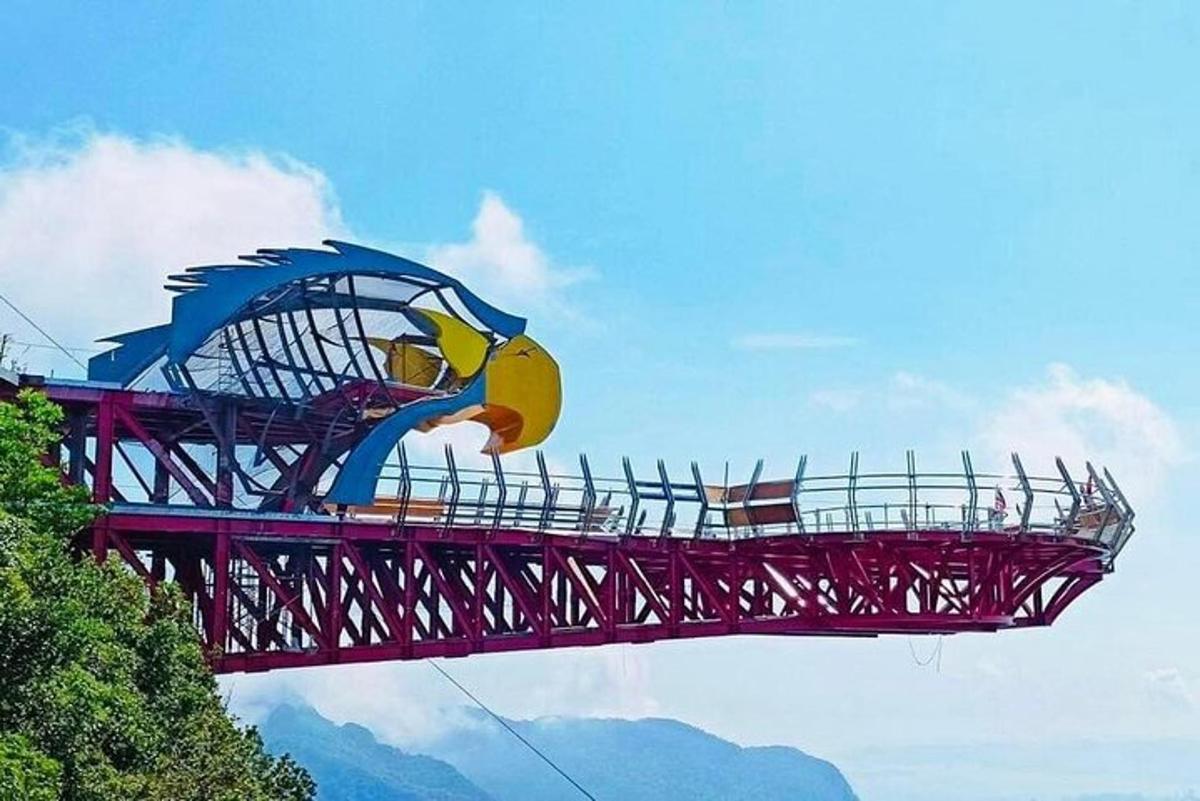 eine Riesenradfahrt auf einer Brücke