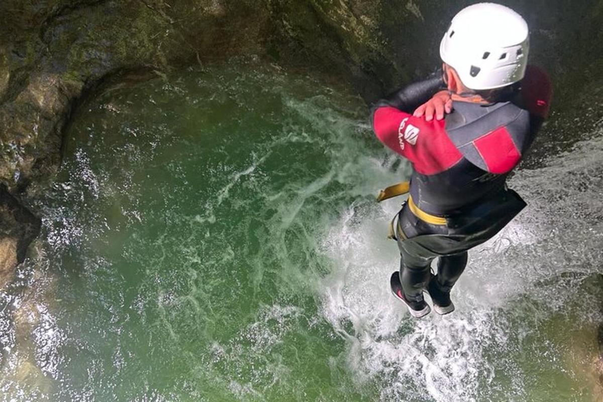 Ein Mann springt ins Wasser eines Flusses