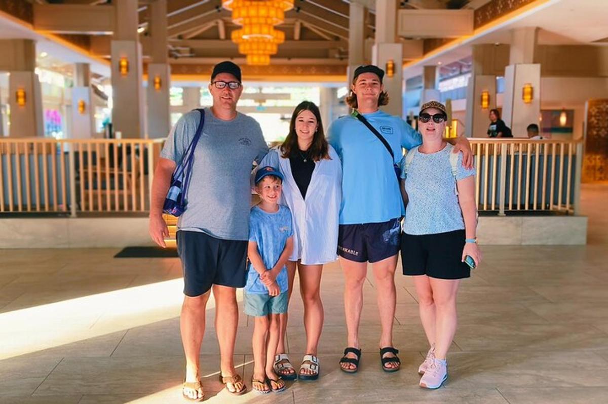 una família posant per a una foto a l'aeroport