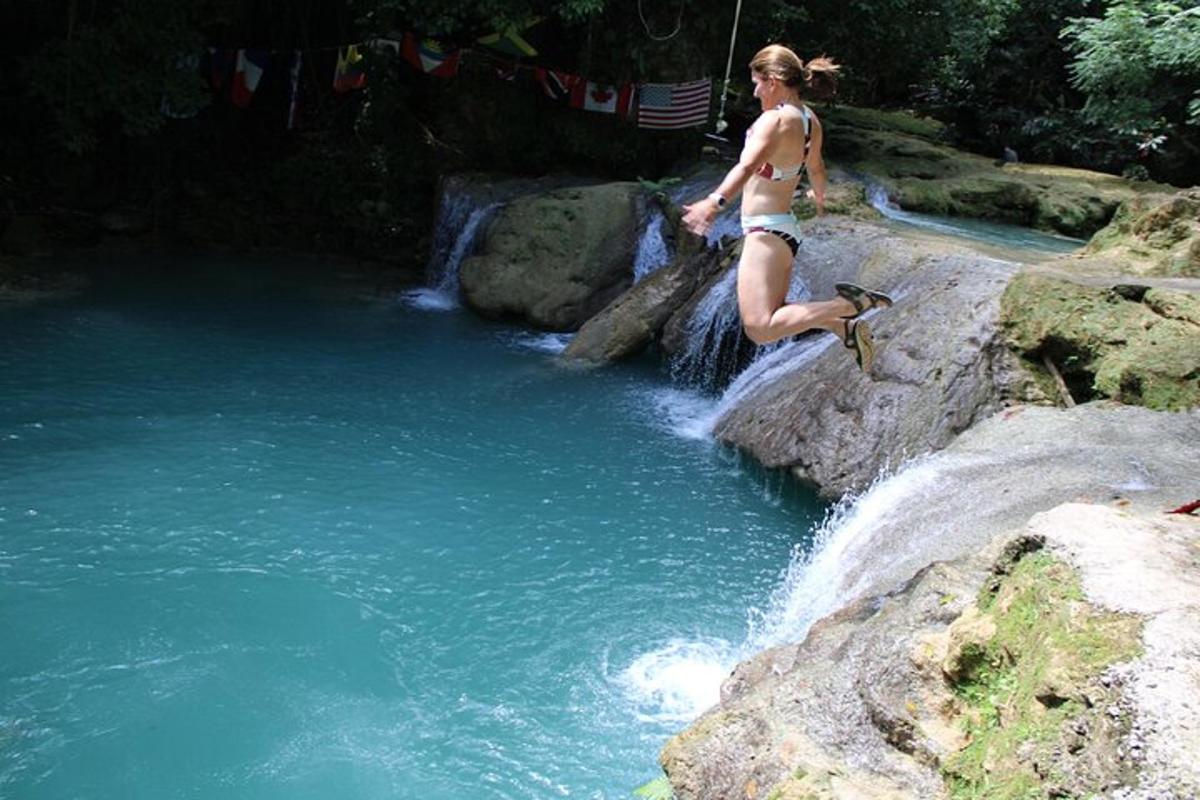 uma mulher pulando de uma pedra em um rio