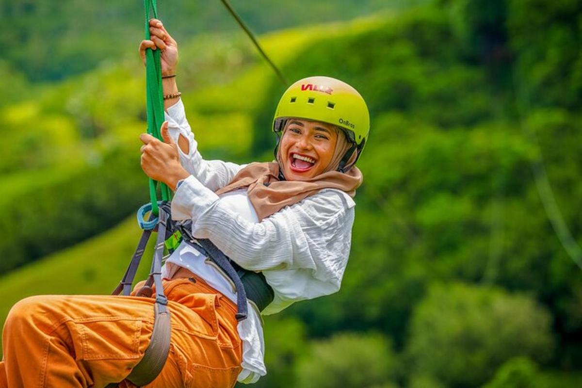 egy nő zipline-on lovagol