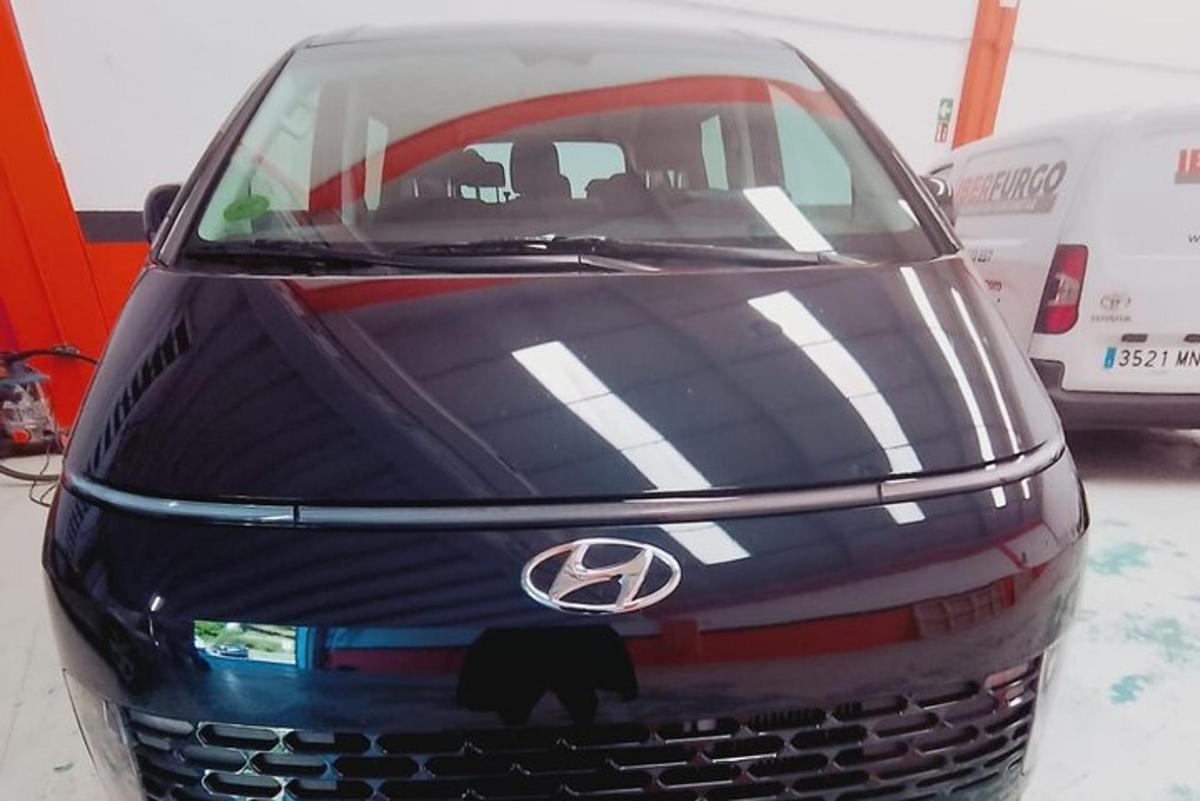 Auto Acedes Benz s černou kočkou namalovanou na přední straně