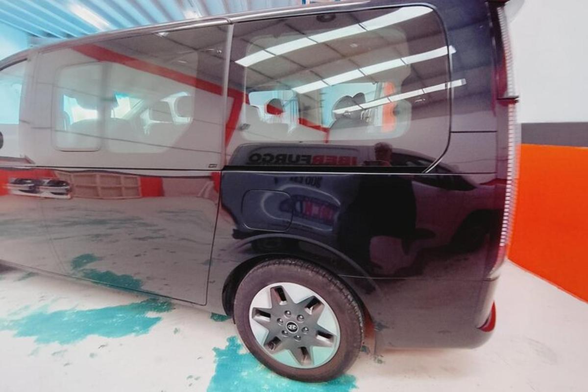 malé auto stojí v pokoji