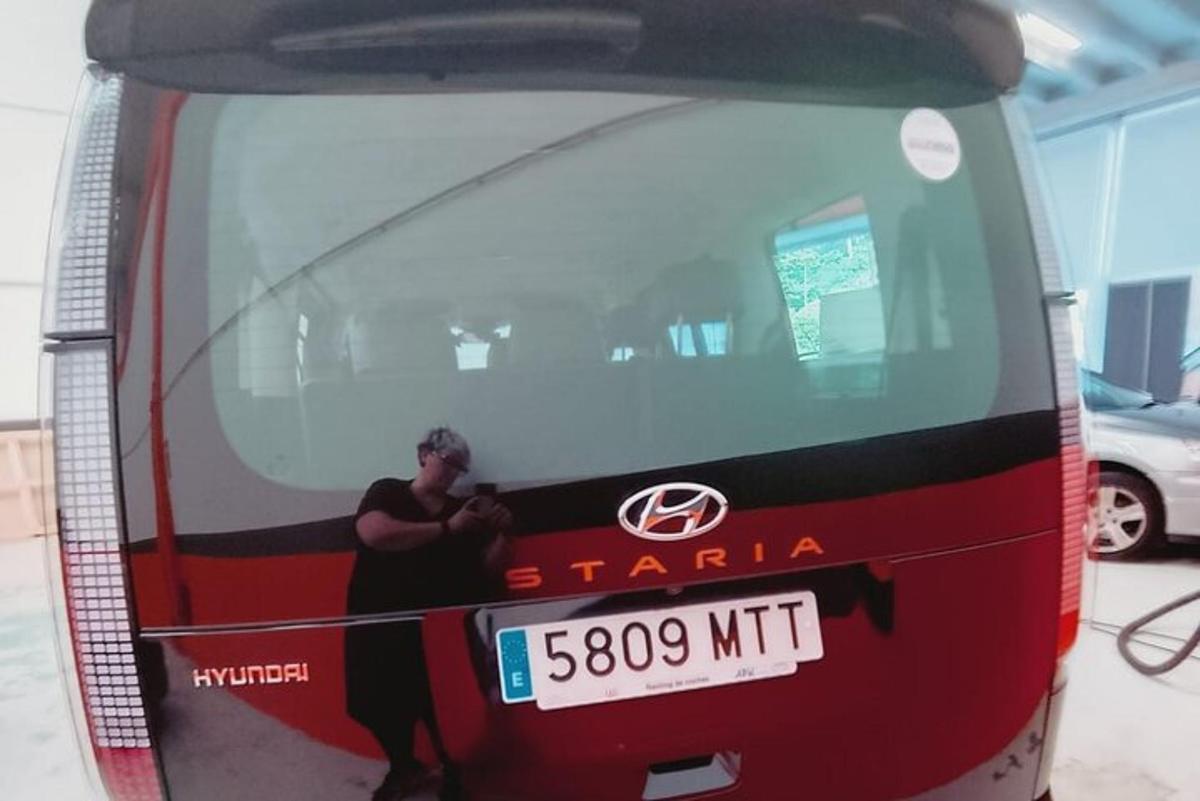 muž stojící v zadní části autobusu