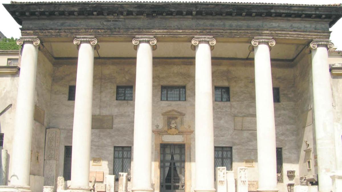 velika kamnita zgradba s štirimi stebri