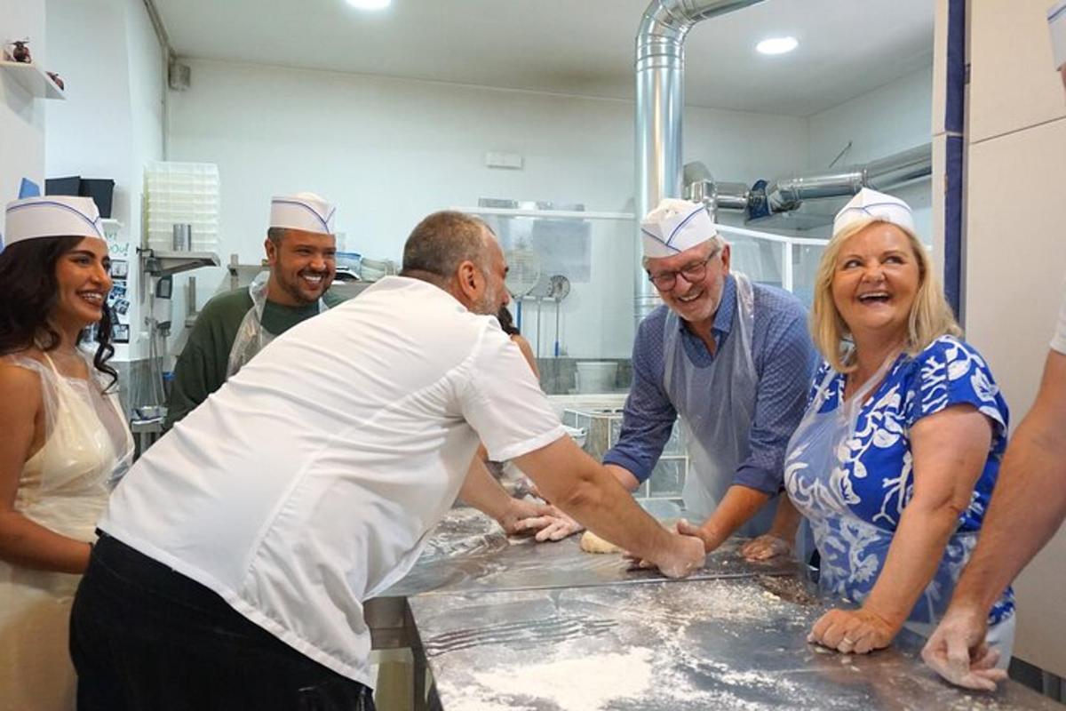 Un grupo de personas en una cocina preparando comida.