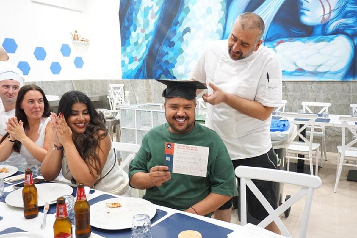 رجل يرتدي قبعة التخرج ويجلس على طاولة