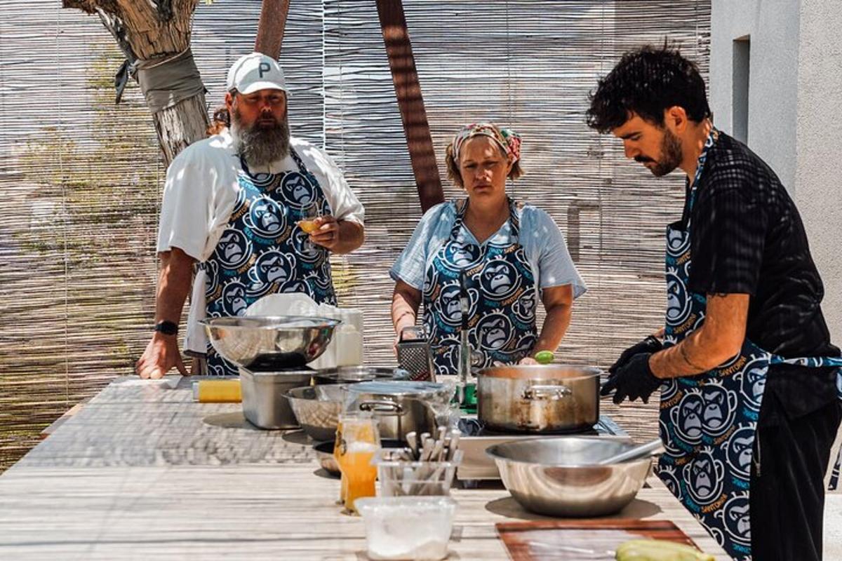 bir masada yemek hazırlayan üç kişilik bir grup