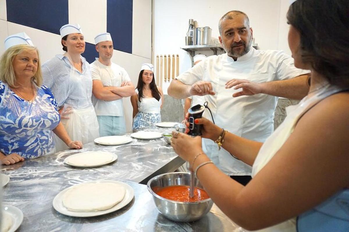 μια ομάδα ανθρώπων σε μια κουζίνα που ετοιμάζει φαγητό