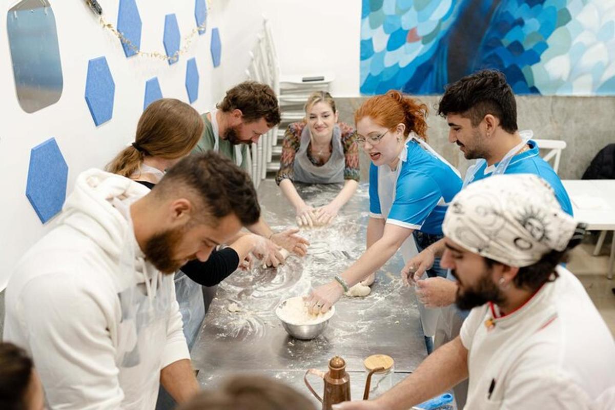Un grupo de personas en una cocina preparando comida.