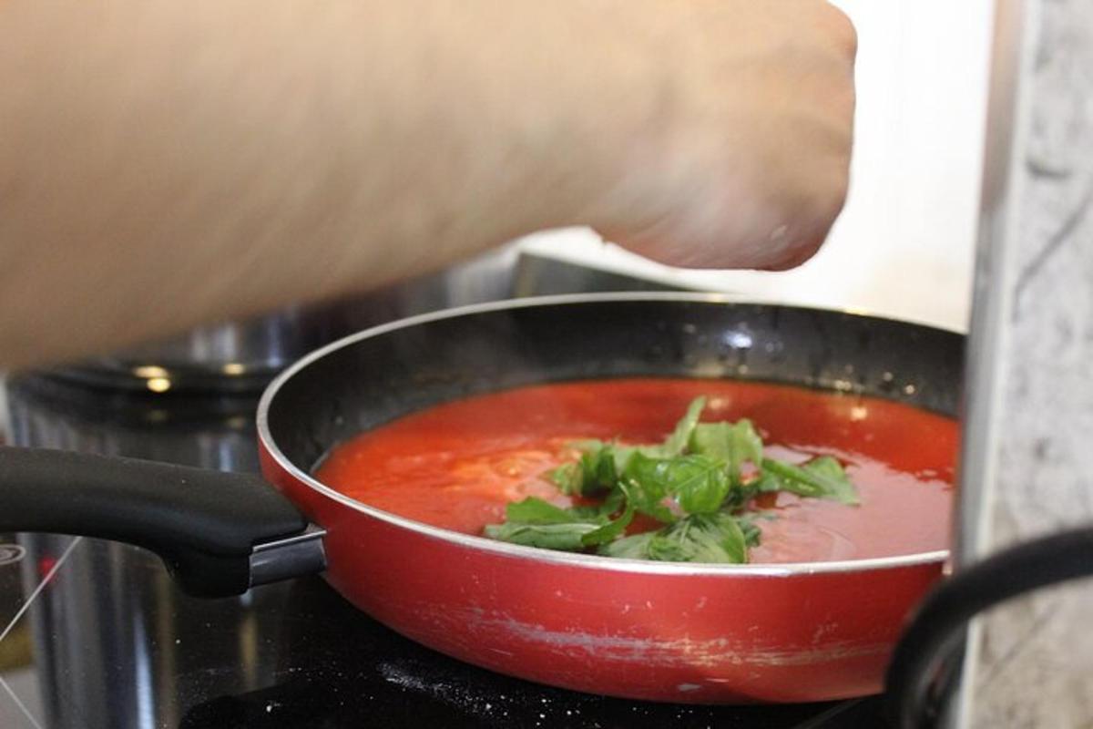 una persona està remenant una olla de sopa