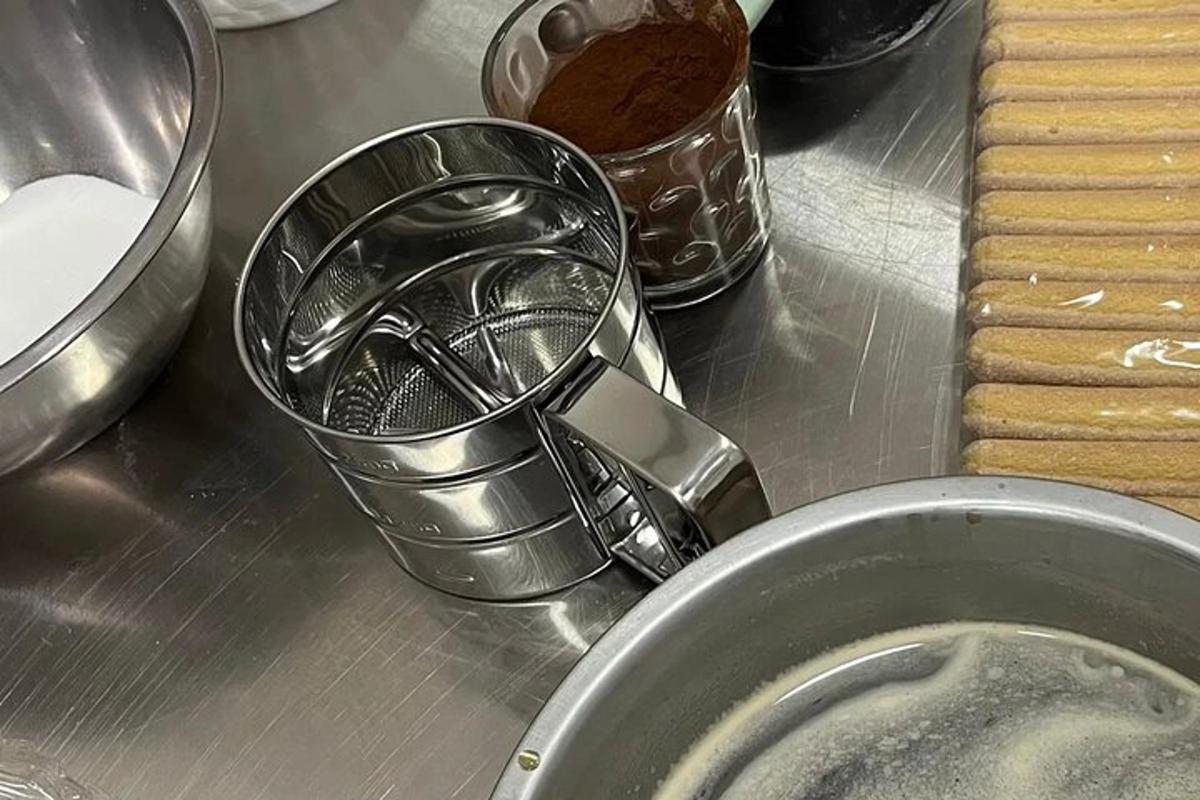 isang panukat na tasa na nakaupo sa ibabaw ng counter ng kusina
