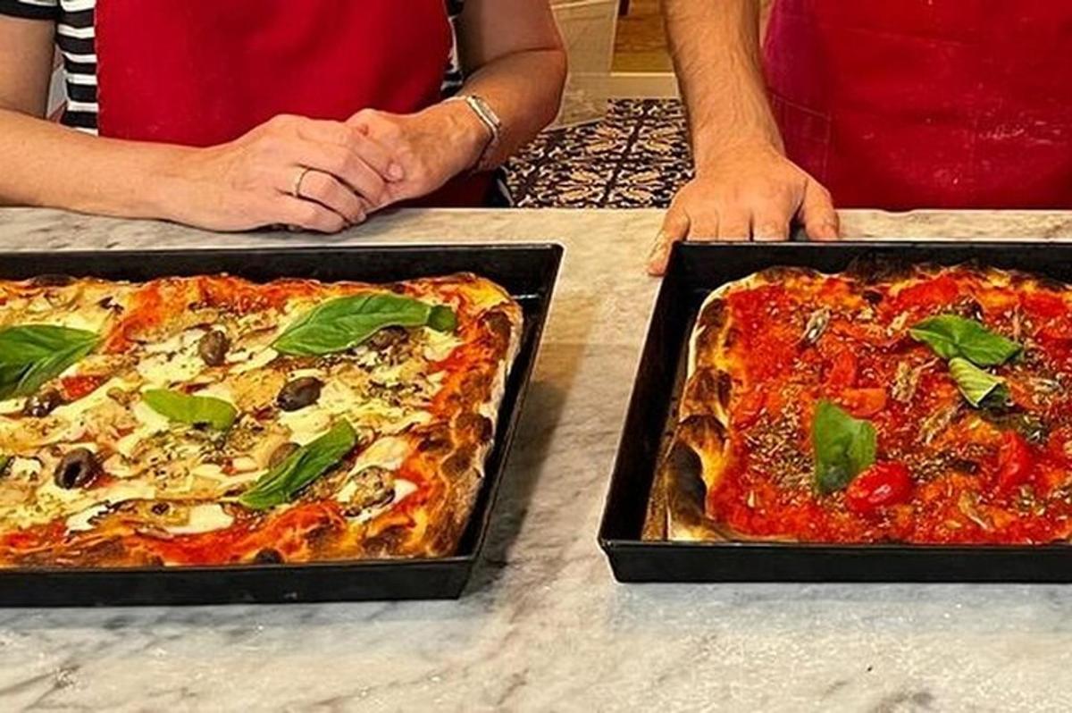 két pizza ül az asztal tetején