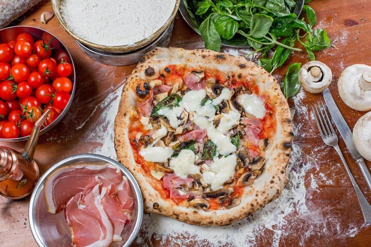pizza se zeleninou na stole