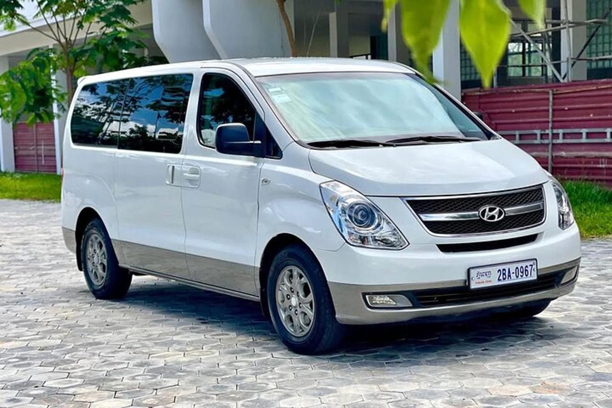 Bel kombi je parkiran na ulici