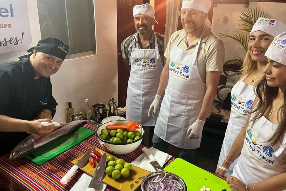 Un grupo de personas en una cocina preparando comida.