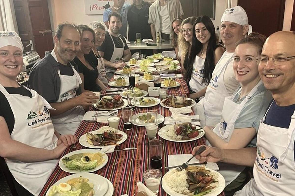 Un grupo de personas sentadas alrededor de una mesa comiendo comida