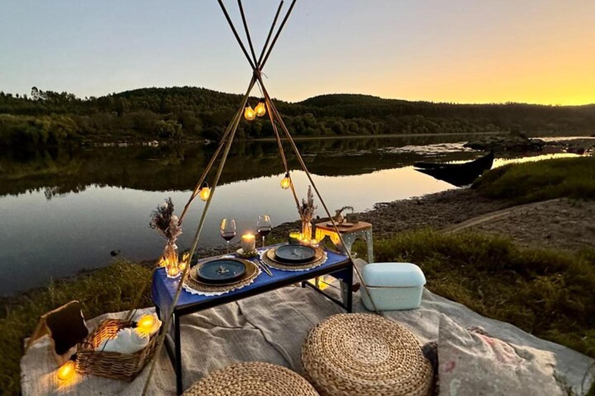 一张可以欣赏湖景的野餐桌