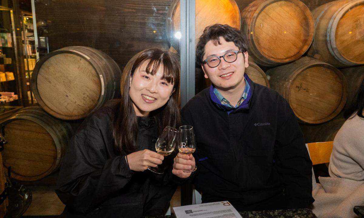 Un hombre y una mujer sosteniendo copas de vino
