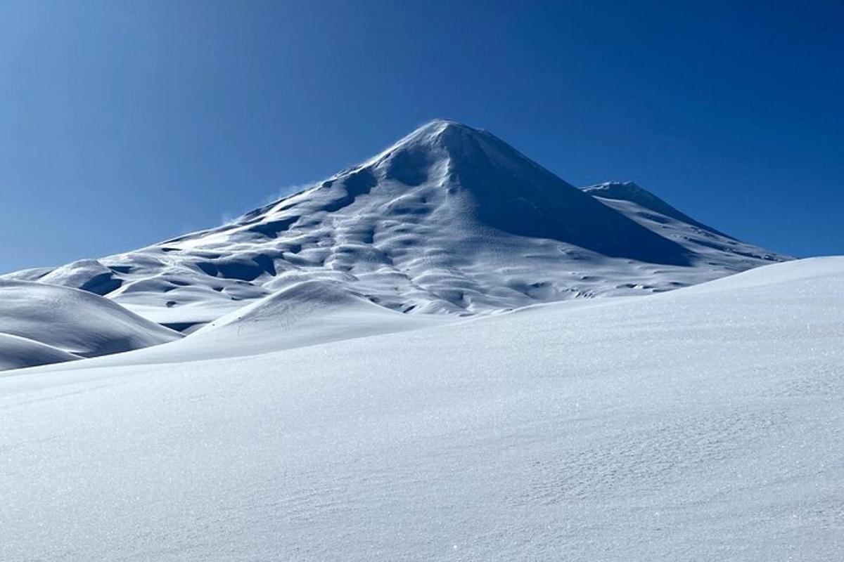 zasněžená hora před zasněženým svahem