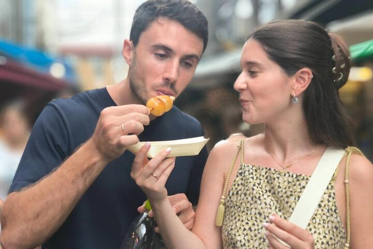 seorang lelaki dan seorang wanita sedang makan sekeping makanan