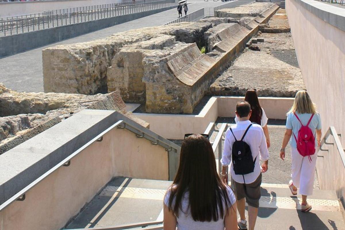группа людей, спускающихся по лестнице в Aiseum