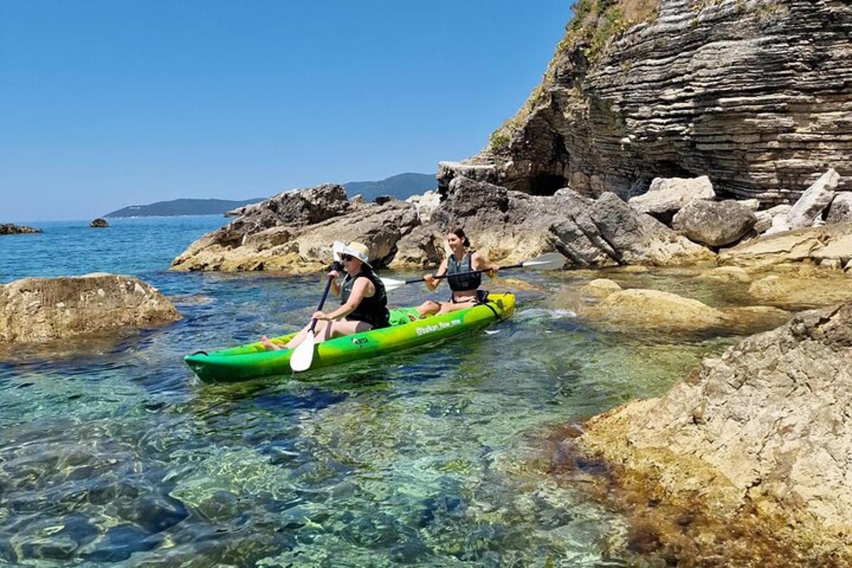 due persone in kayak su uno specchio d'acqua