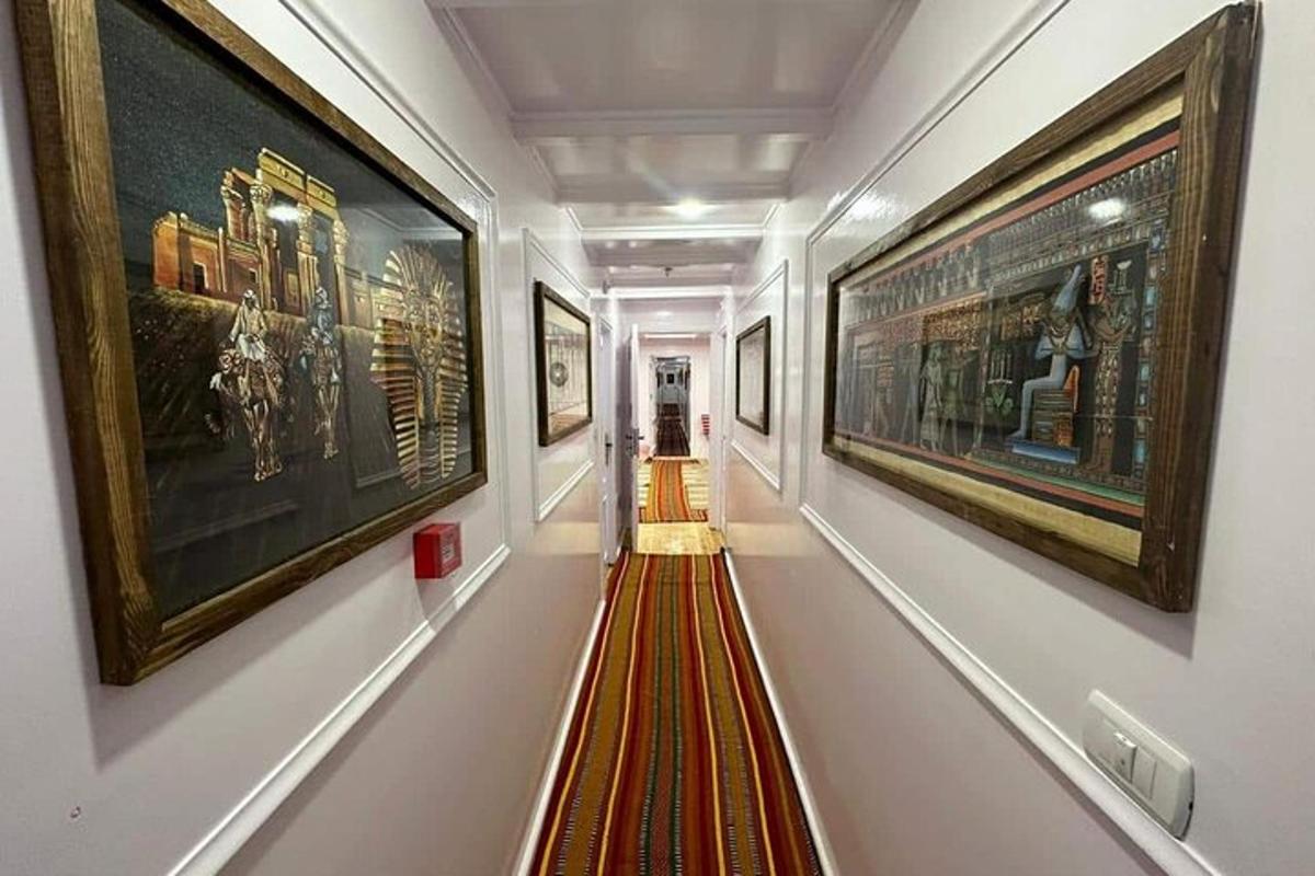 lorong dengan lukisan di dinding dan lorong berjalur merah dan kuning