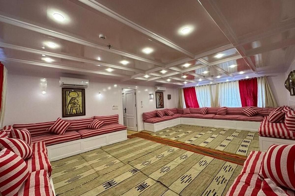 sebuah bilik besar dengan sofa merah dan langsir merah